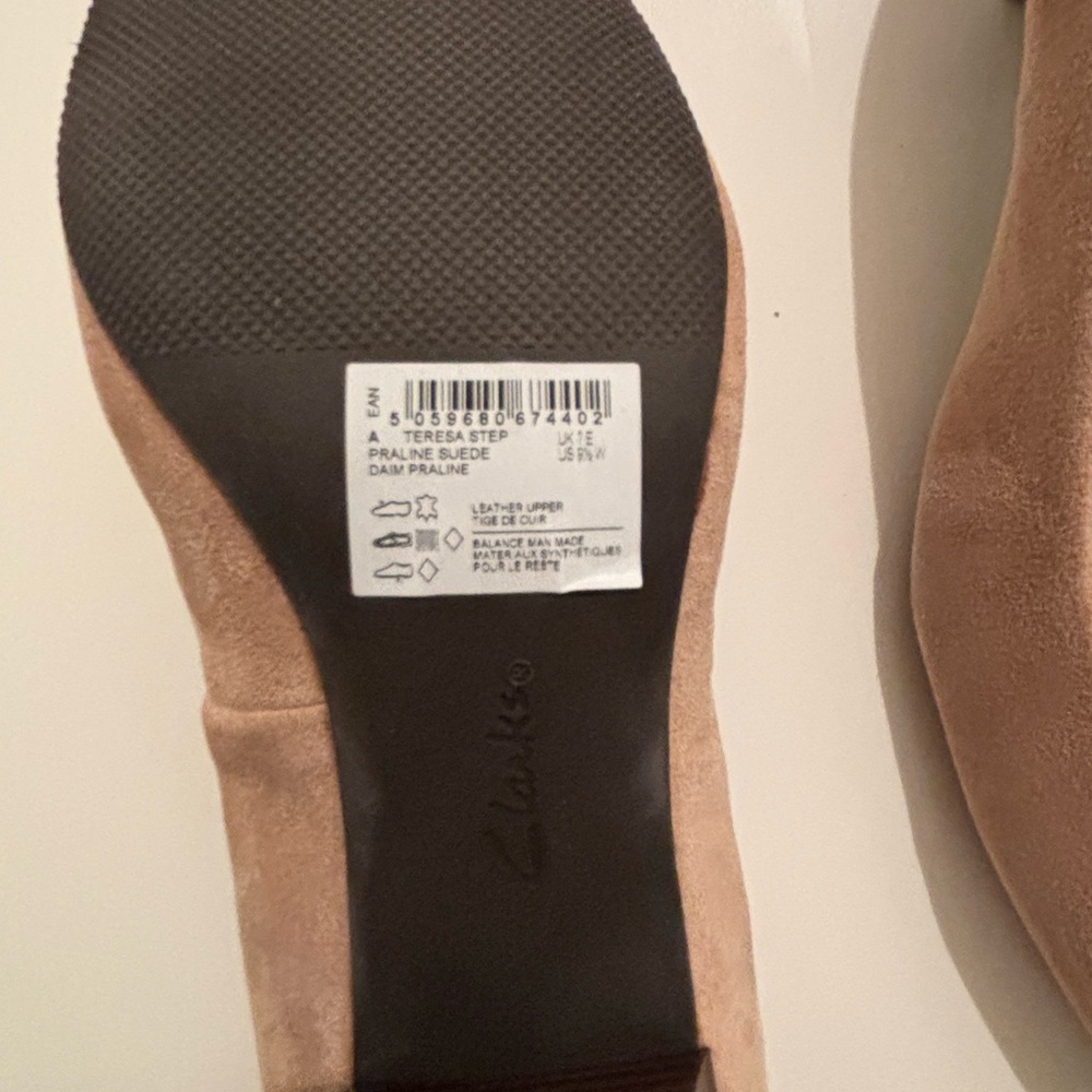 Clarks Women's Black and Tan Flats - Picture 12 of 12